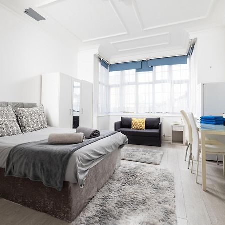 Bright Studio On Golders Green Road London Eksteriør bilde